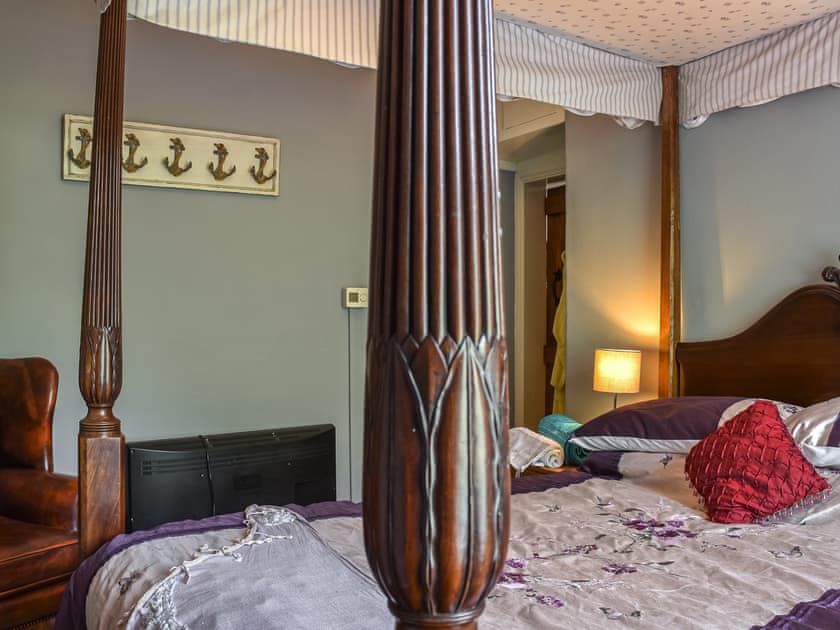 Four Poster bedroom | Hunter’s Lodge, Cynheidre