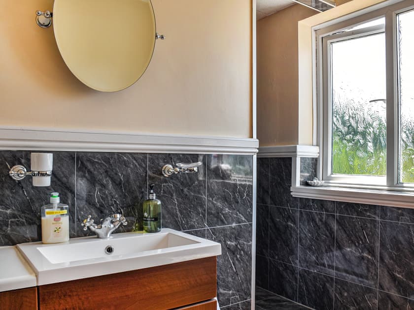 Bathroom | Hunter’s Lodge, Cynheidre