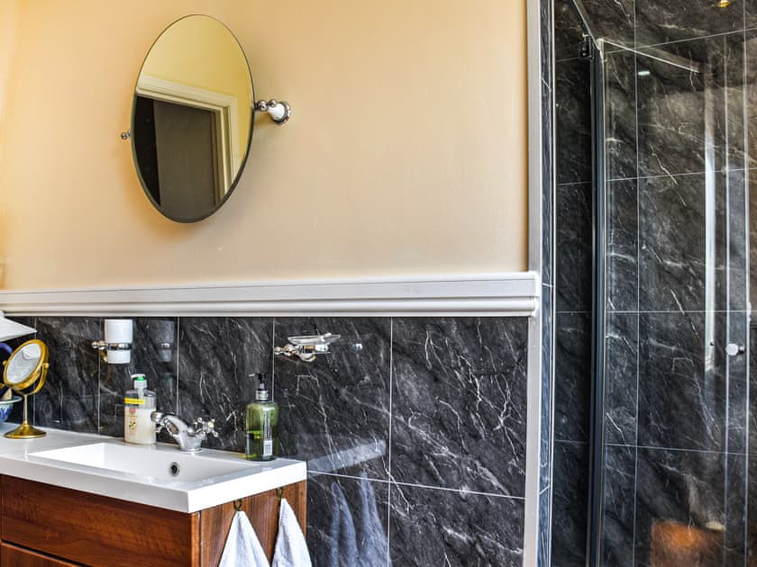 Bathroom | Hunter’s Lodge, Cynheidre