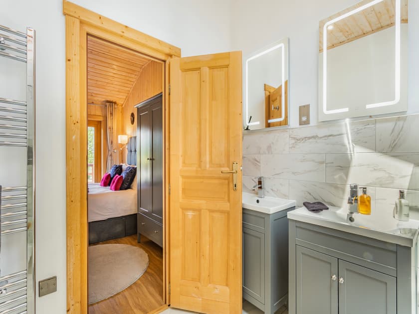 En-suite | Jasmine Lodge - The Orchard Luxury Lodges, Hadleigh