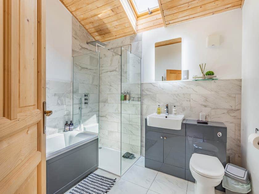 Bathroom | Jasmine Lodge - The Orchard Luxury Lodges, Hadleigh