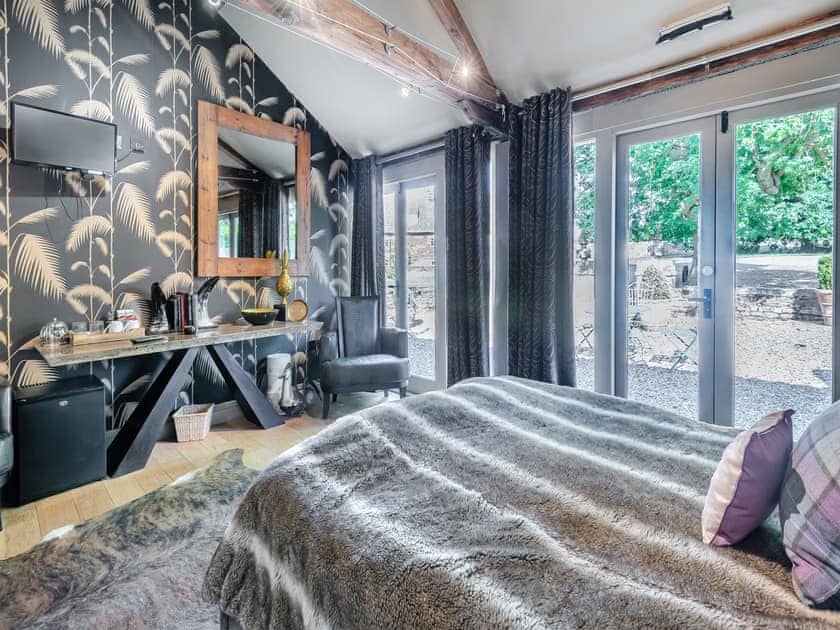 Double bedroom | Croxton Lodge & Curlews Nest, Croxton Kerrial, Near Grantham