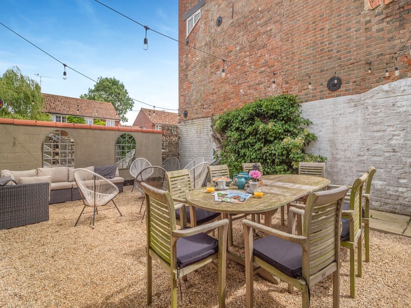 Sitting-out-area | The Old Chequers, South Creake