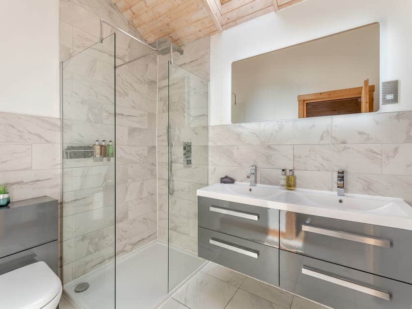 Bathroom | Bramble Lodge - The Orchard Luxury Lodges, Hadleigh