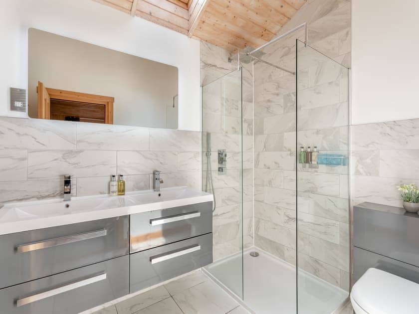 Bathroom | Bramble Lodge - The Orchard Luxury Lodges, Hadleigh