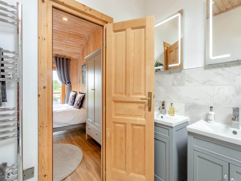 En-suite | Honeysuckle Lodge - The Orchard Luxury Lodges, Hadleigh