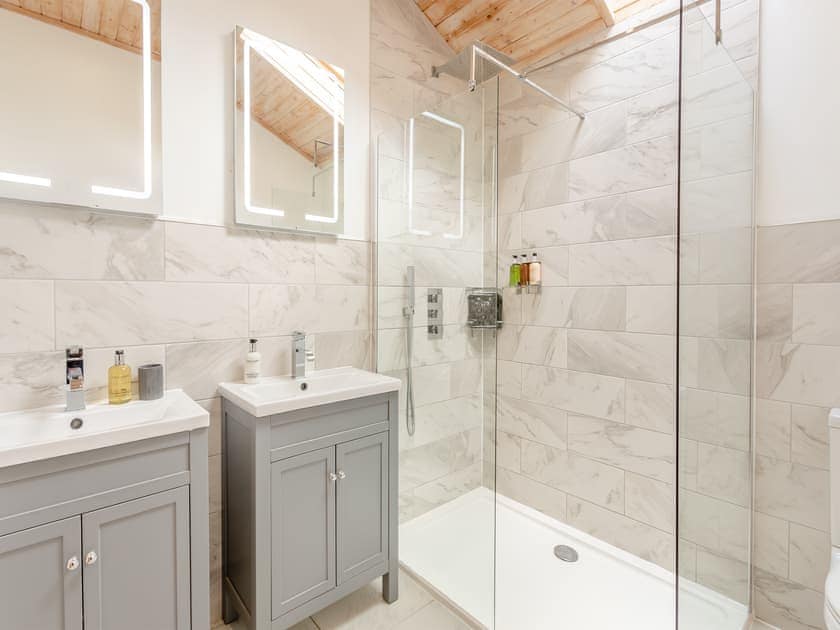 En-suite | Honeysuckle Lodge - The Orchard Luxury Lodges, Hadleigh
