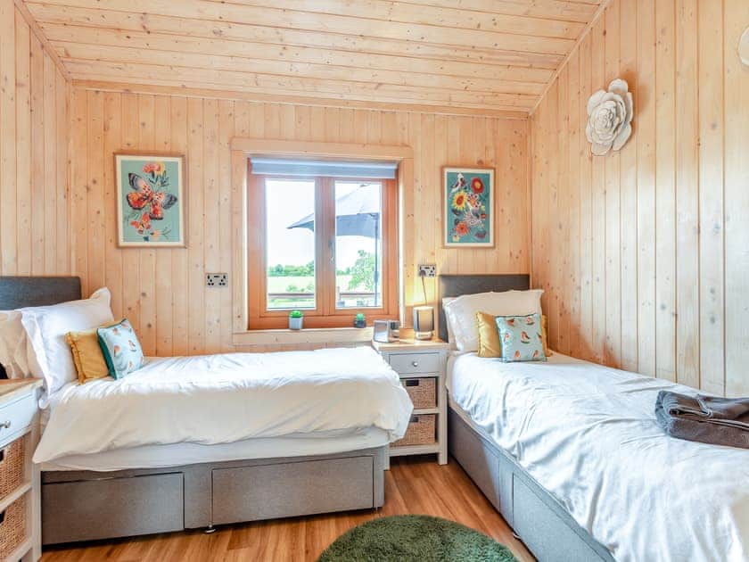 Twin bedroom | Honeysuckle Lodge - The Orchard Luxury Lodges, Hadleigh