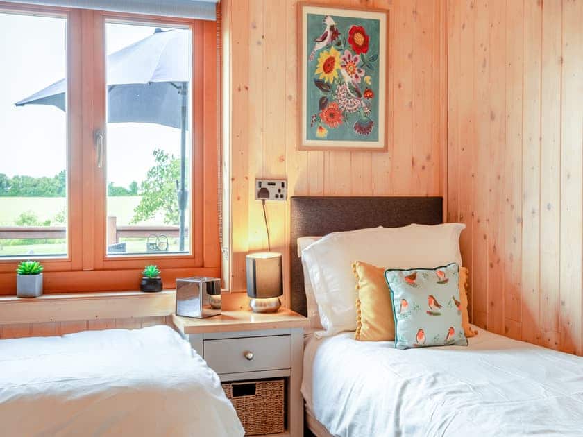 Twin bedroom | Honeysuckle Lodge - The Orchard Luxury Lodges, Hadleigh
