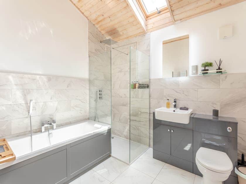 Bathroom | Honeysuckle Lodge - The Orchard Luxury Lodges, Hadleigh