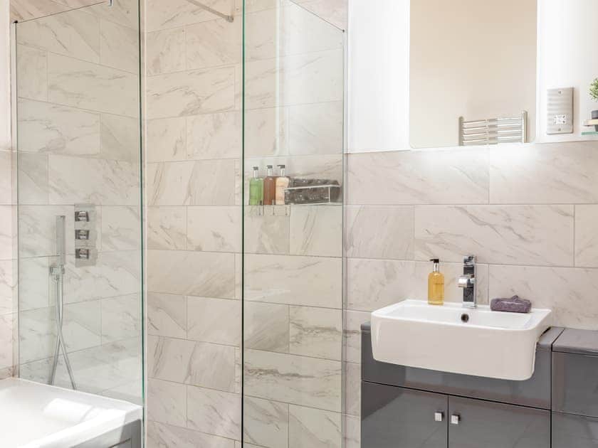 Bathroom | Honeysuckle Lodge - The Orchard Luxury Lodges, Hadleigh