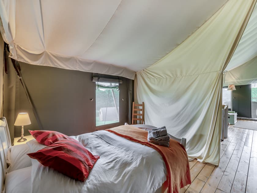 Double bedroom | Safari Lodge Two - Darnells Luxury Glamping, Ross-on-Wye
