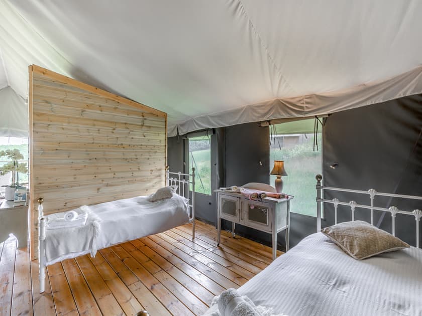 Twin bedroom | Safari Lodge Two - Darnells Luxury Glamping, Ross-on-Wye
