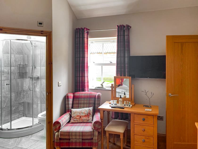 Spacious double bedroom with kingsize Bed and en-suite shower room  | Aysgarth Lodge, Seamer, near Scarborough