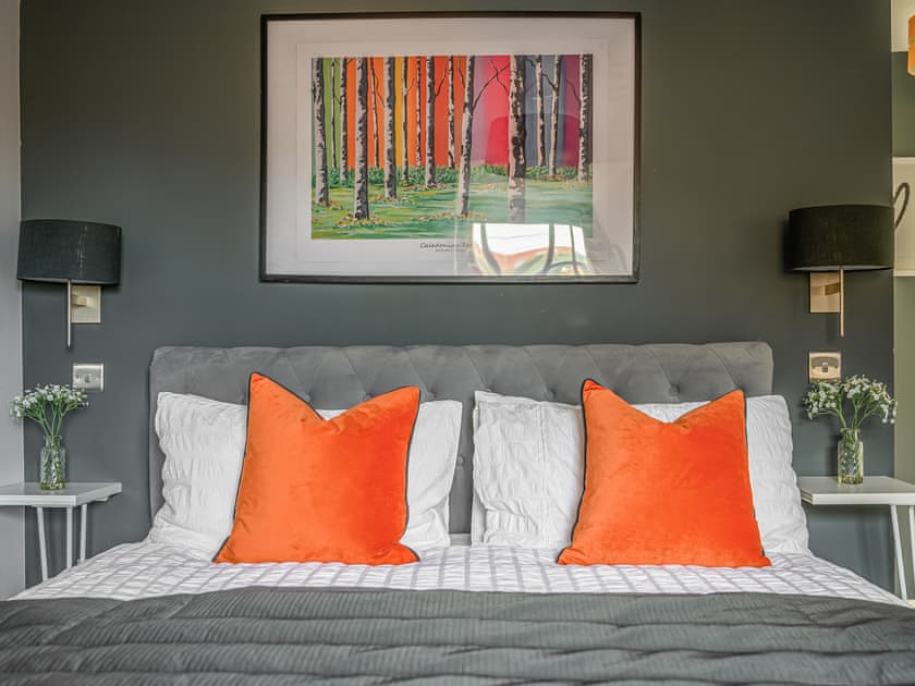 Master bedroom with king size bed | Endeavour Cottage, Whitby