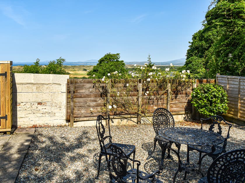 Sitting-out-area | Gorwel, Harlech
