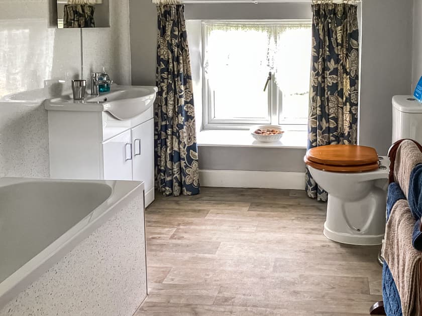 En-suite bathroom | The Haybarn, Devauden, near Chepstow