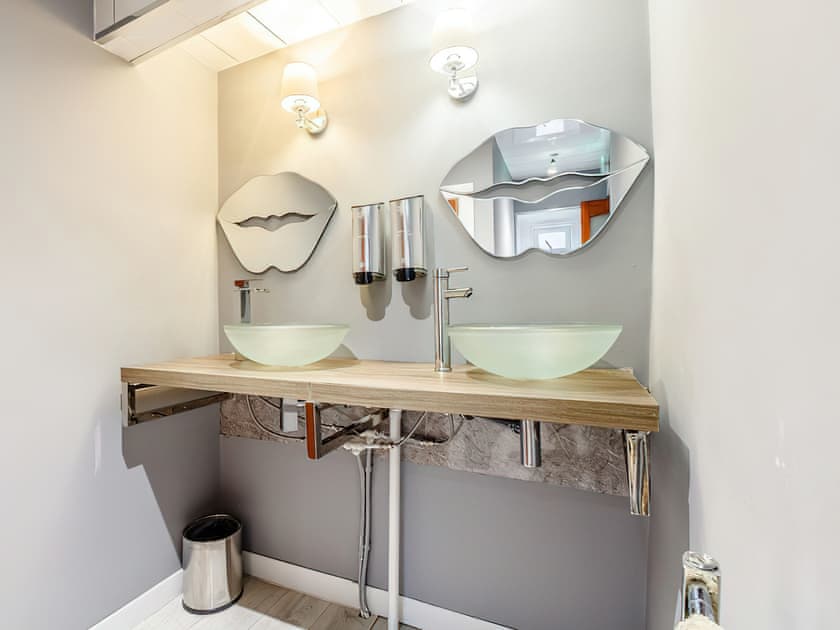 Bathroom | The Golden Crown, Tarbolton, near Ayr