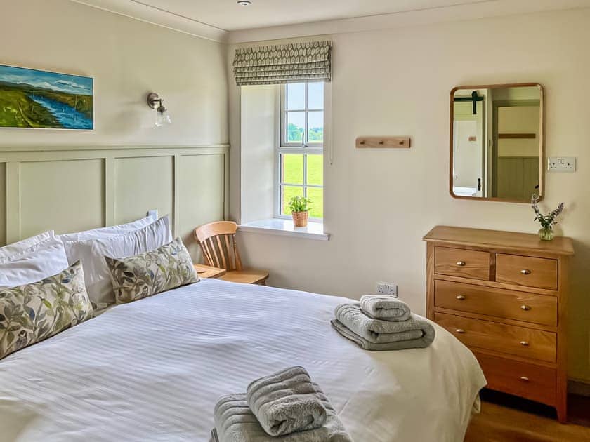 Double bedroom | Kingfisher Cottage - Strathisla Farm Cottages, Meigle
