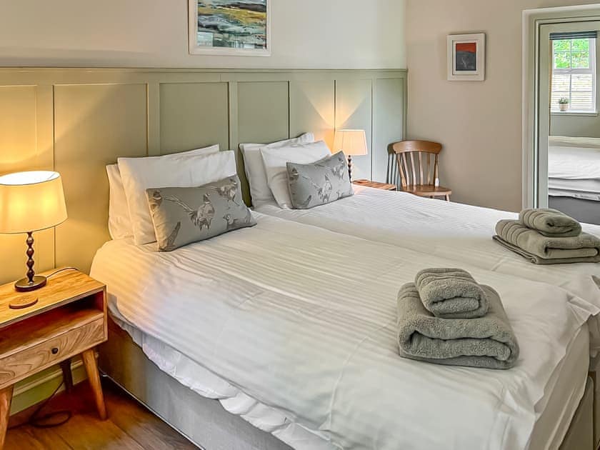 Twin bedroom | Kingfisher Cottage - Strathisla Farm Cottages, Meigle