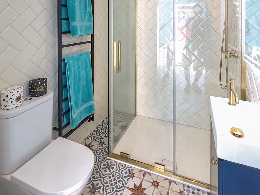 Bathroom | Aqua - A Beach Bedroom, Combe Martin, near Ilfracombe