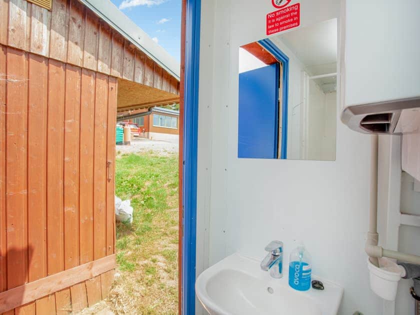 Bathroom | Shepherd’s Hut - East Hill Pride Farm, Harpford, near Sidmouth