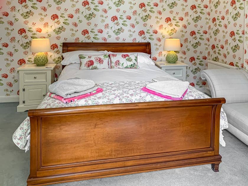 Pretty double bedroom | Braydeston House, Brundall, near Norwich