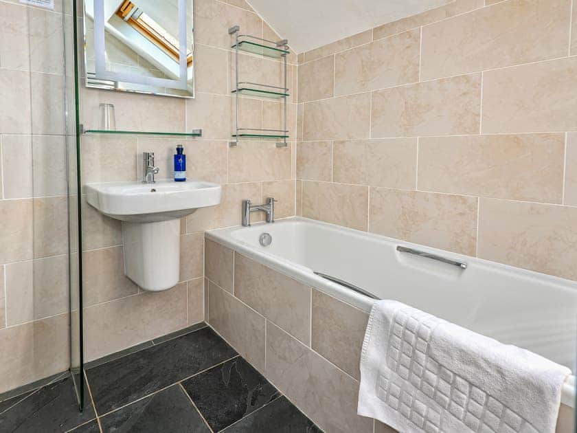 Bathroom | Plas Bodegroes, Pwllheli