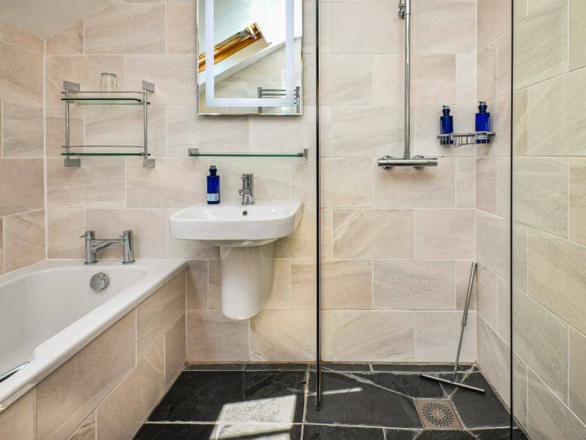 Bathroom | Plas Bodegroes, Pwllheli