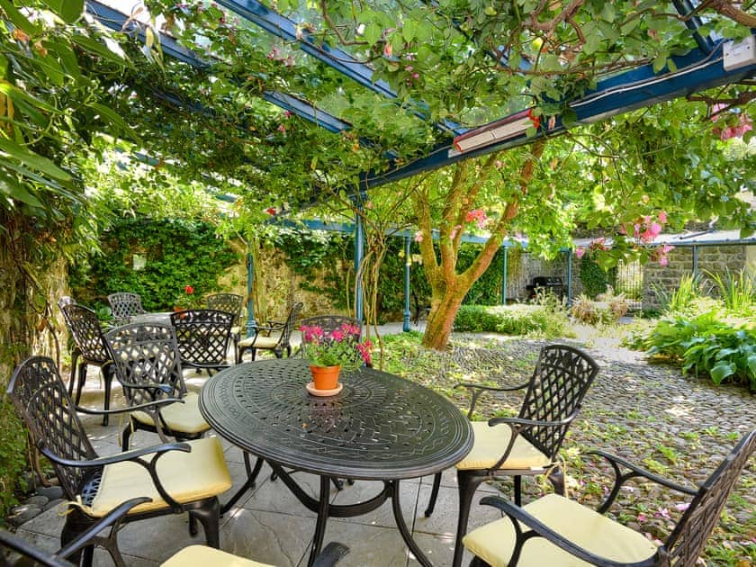 Sitting-out-area | Plas Bodegroes, Pwllheli