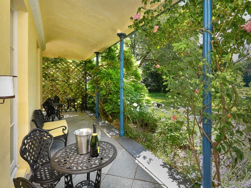 Sitting-out-area | Plas Bodegroes, Pwllheli