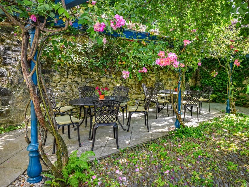 Sitting-out-area | Plas Bodegroes, Pwllheli