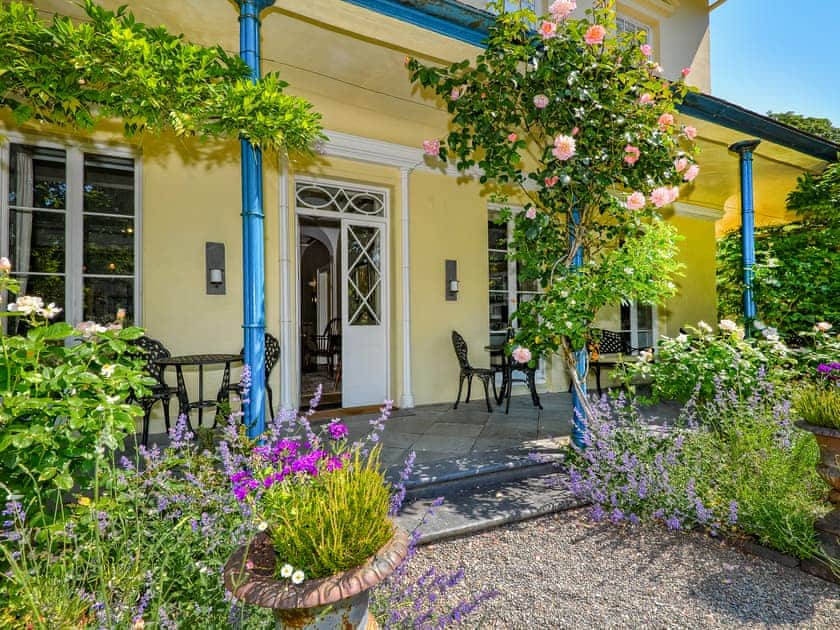 Sitting-out-area | Plas Bodegroes, Pwllheli