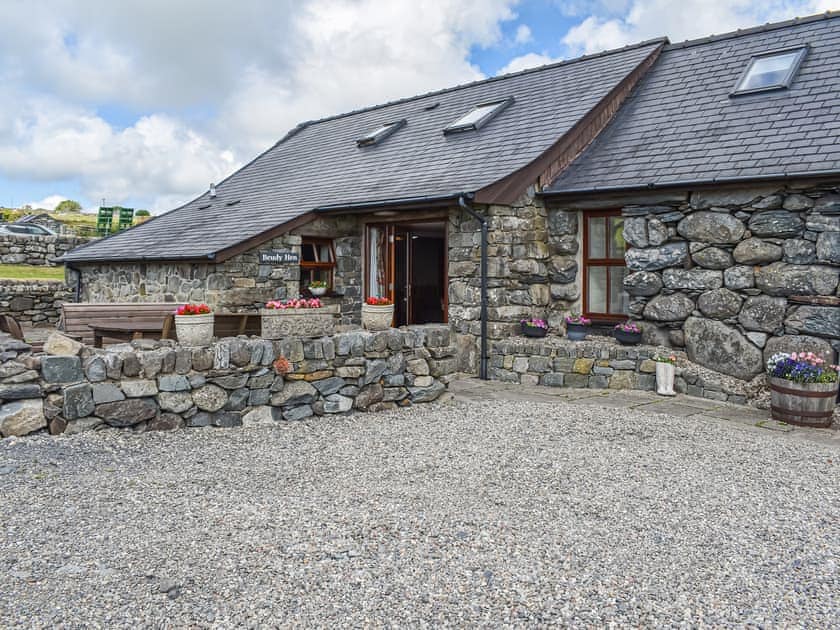 Spacious living area | Beudy Hen - Beudy Hen and Ysgubor, Llanfair, near Harlech