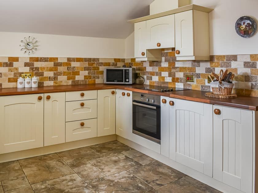 Fully-appointed kitchen | Beudy Hen - Beudy Hen and Ysgubor, Llanfair, near Harlech