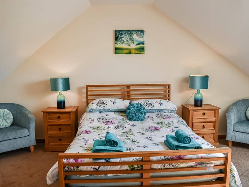 Relaxing double bedroom | Beudy Hen - Beudy Hen and Ysgubor, Llanfair, near Harlech