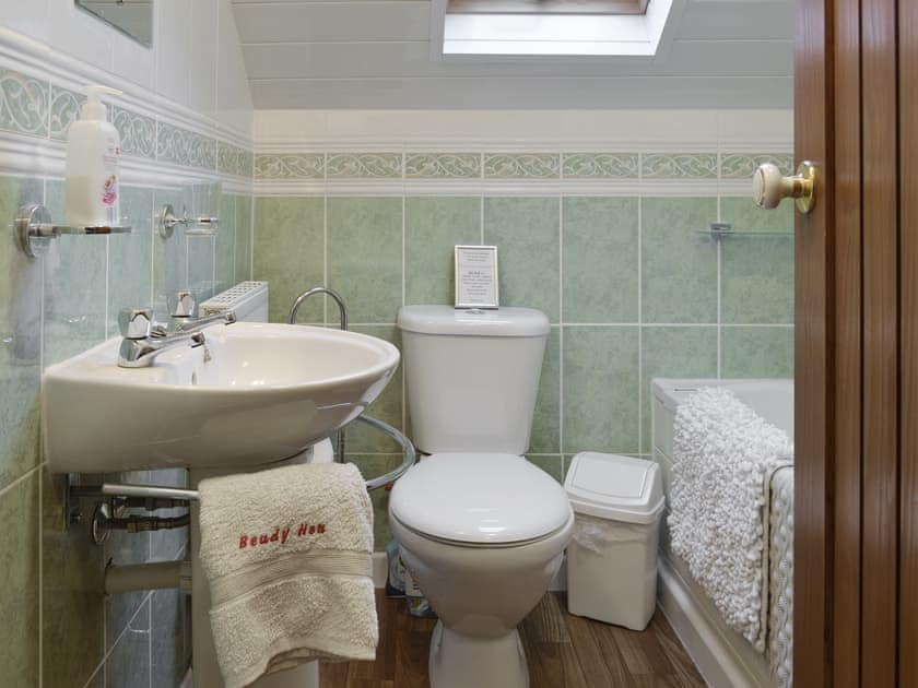 Upstairs family bathroom | Beudy Hen - Beudy Hen and Ysgubor, Llanfair, near Harlech