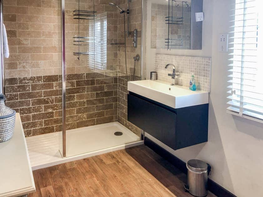 Bathroom | Beehive Cottage, Tenterden