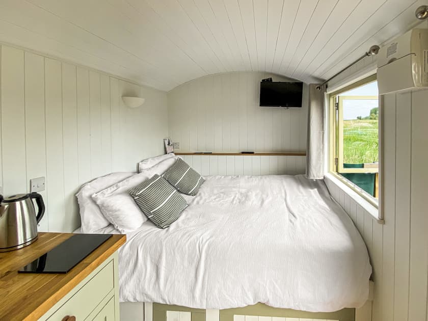 King-size bedroom  | Reed View - Moorings House & Reed View, St Olaves, near Beccles
