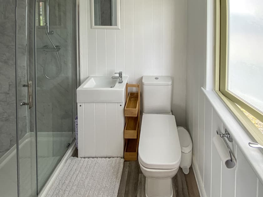 Shower room | Reed View - Moorings House & Reed View, St Olaves, near Beccles