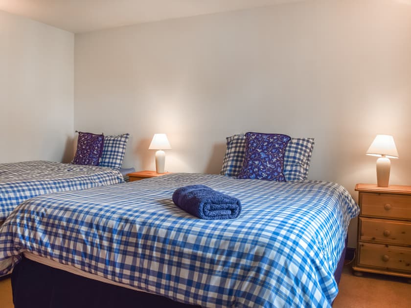 Twin bedroom | Honeysuckle Cottage, Mickleton