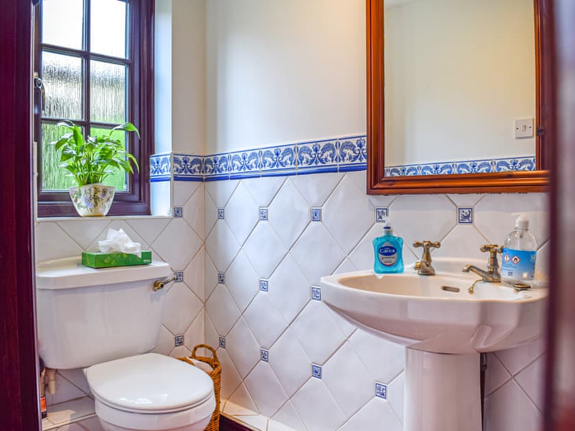 Bathroom | Honeysuckle Cottage, Mickleton