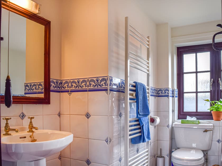 Bathroom | Honeysuckle Cottage, Mickleton
