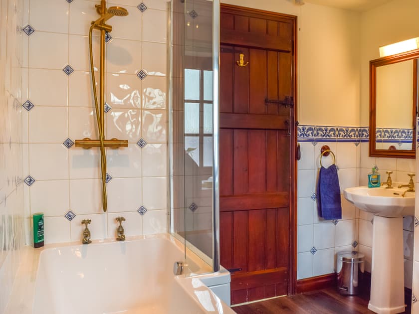 Bathroom | Honeysuckle Cottage, Mickleton