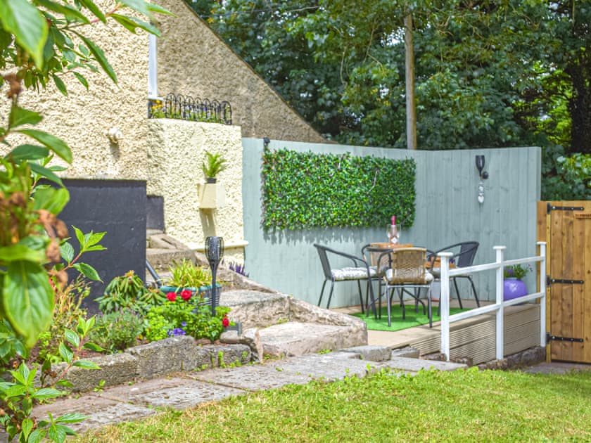 Sitting-out-area | Mutton Hill Cottage, Pembroke