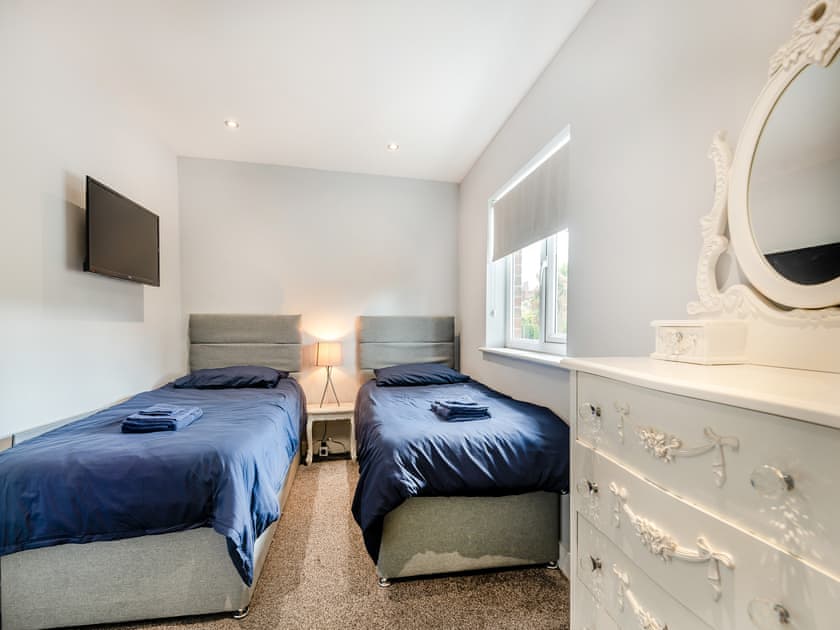 Twin bedroom | Still Waters, Fareham