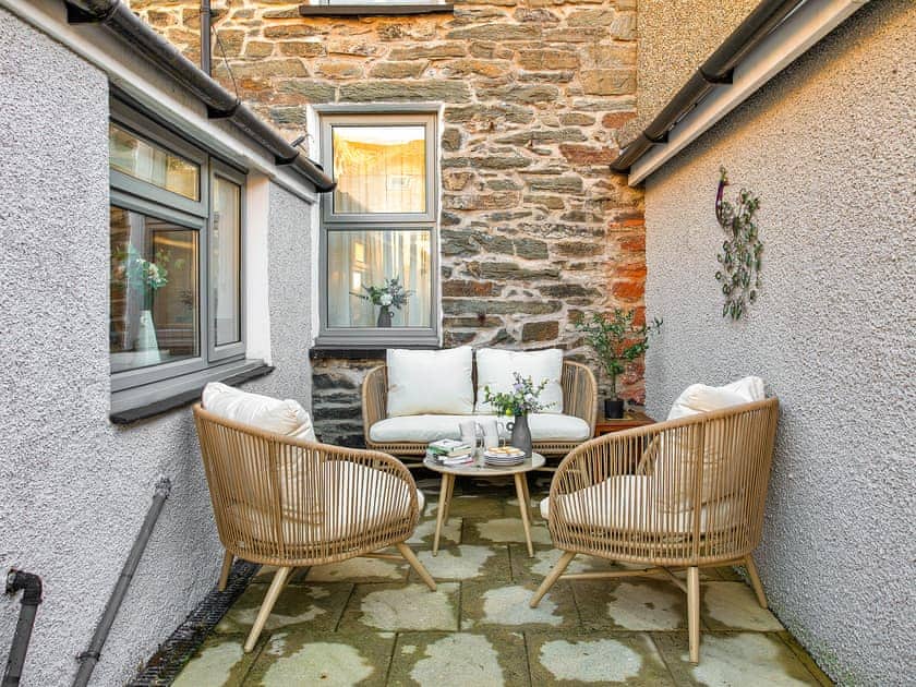 Sitting-out-area | Bwthyn Llechi (Slate Cottage), Blaenau Ffestiniog