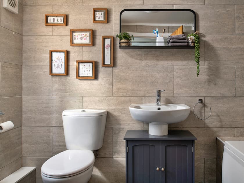 Bathroom | Bwthyn Llechi (Slate Cottage), Blaenau Ffestiniog