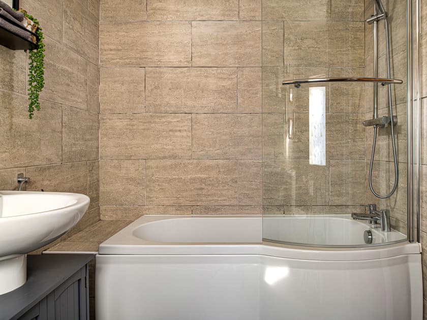 Bathroom | Bwthyn Llechi (Slate Cottage), Blaenau Ffestiniog