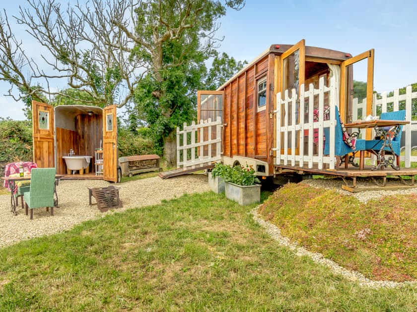 Exterior | Dennis, Llanwnda, near Goodwick